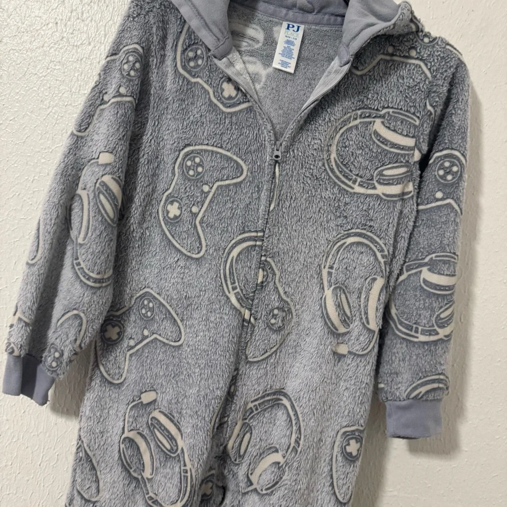 Children Place Boys Medium (7-8) Plush Hooded Onesie in Light Gray Flaw Hole Pic